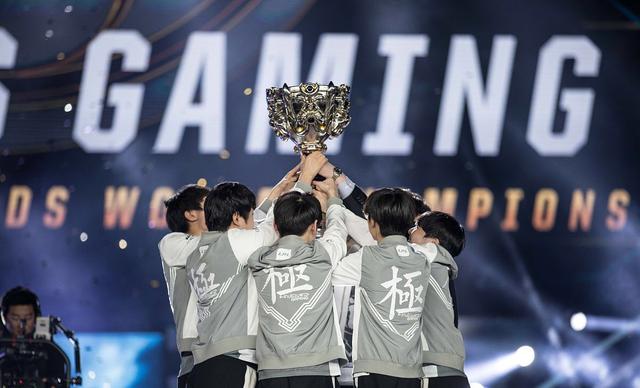 九游体育官网-JackeyLove回归赛场，惊险取胜首场状态亮眼，快船观众沸腾！